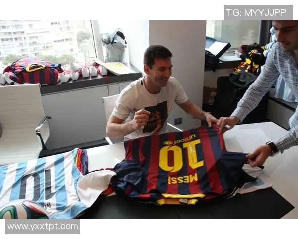 足球球星亲临签名现场粉丝热情高涨互动氛围点燃全场