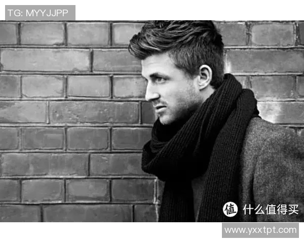 足球球星身着灰色西装展现优雅气质与非凡绅士风度